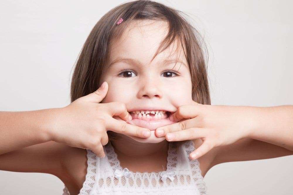 когда выпадают молочные зубы у детей