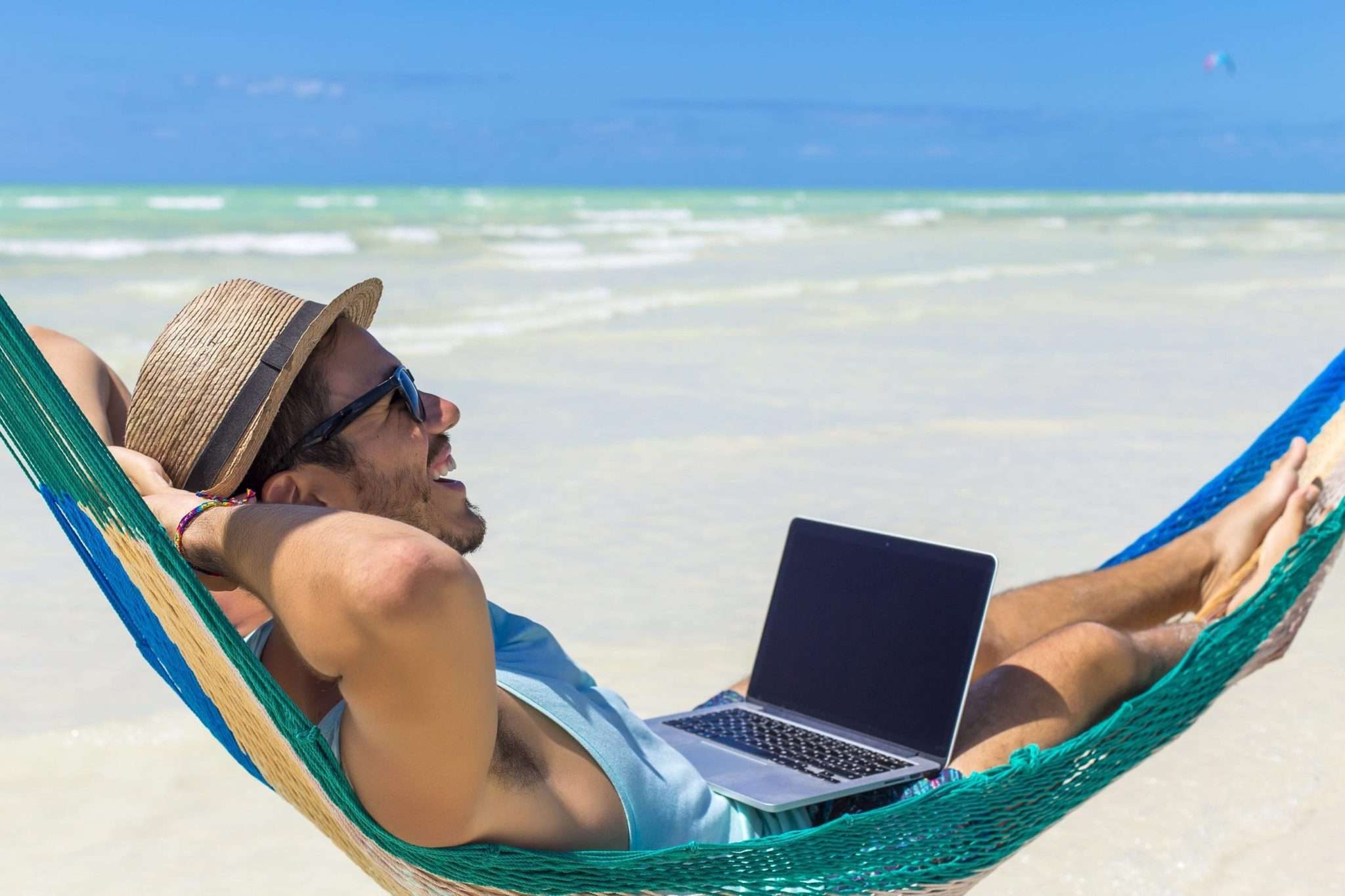 Отпуск мужа во время. Человек на лежаке. Лежак на море. Человек с ноутбуком на пляже. Мужчина на пляже с ноутбуком.