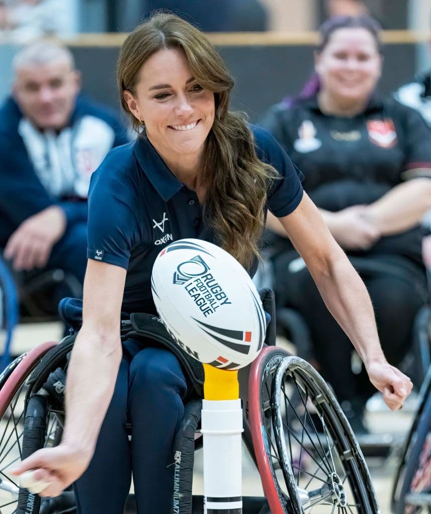 Принцесса Кейт на инвалидной коляске играет в регби