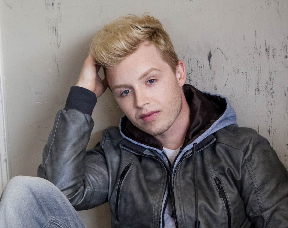 Ноэль Фишер (Noel Fisher)